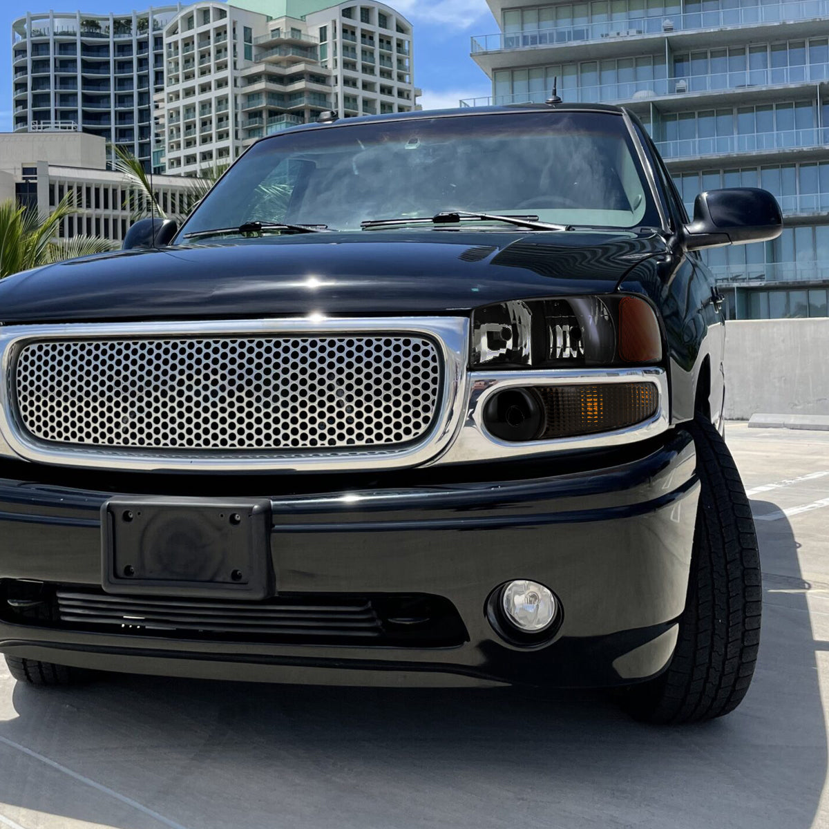 1999-2006 GMC Sierra 1500/2500/3500 Denali/2000-2006 Yukon/Yukon XL Denali Factory Style Headlights and Bumper Lights (Matte Black Housing/Smoked Lens)