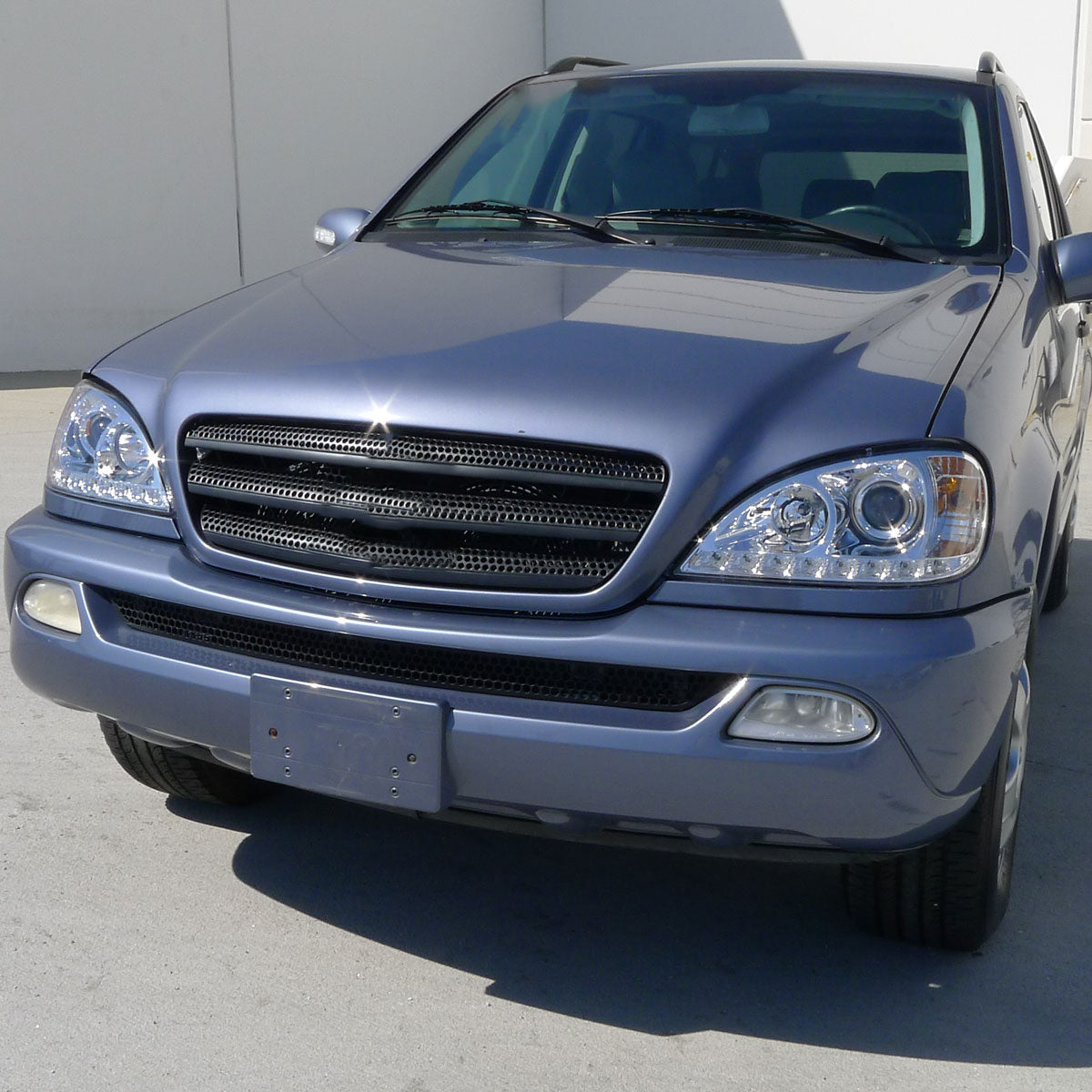 2002-2005 Mercedes Benz W163 ML Class Projector Headlights w/ SMD LED Light Strip (Chrome Housing/Clear Lens)