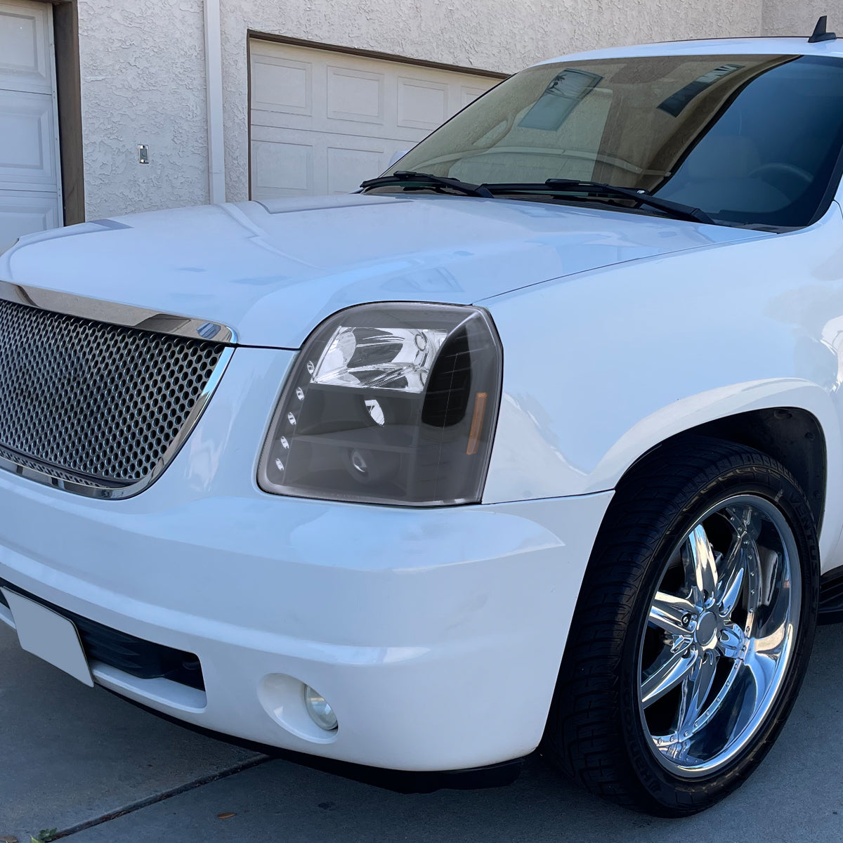 2007-2014 GMC Yukon/Yukon XL 1500/2500 Projector Headlights (Matte Black Housing/Clear Lens)