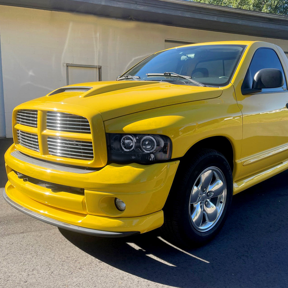 2002-2005 Dodge RAM 1500/ 2003-2005 RAM 2500 3500 Dual Halo Projector Headlights (Glossy Black Housing/Smoked Lens)