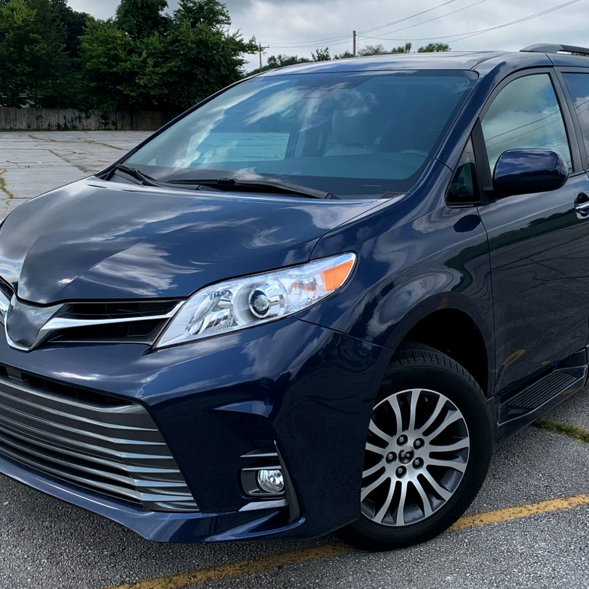 2011-2020 Toyota Sienna Driver/Left Side Projector Headlights (Chrome Housing/Clear Lens)