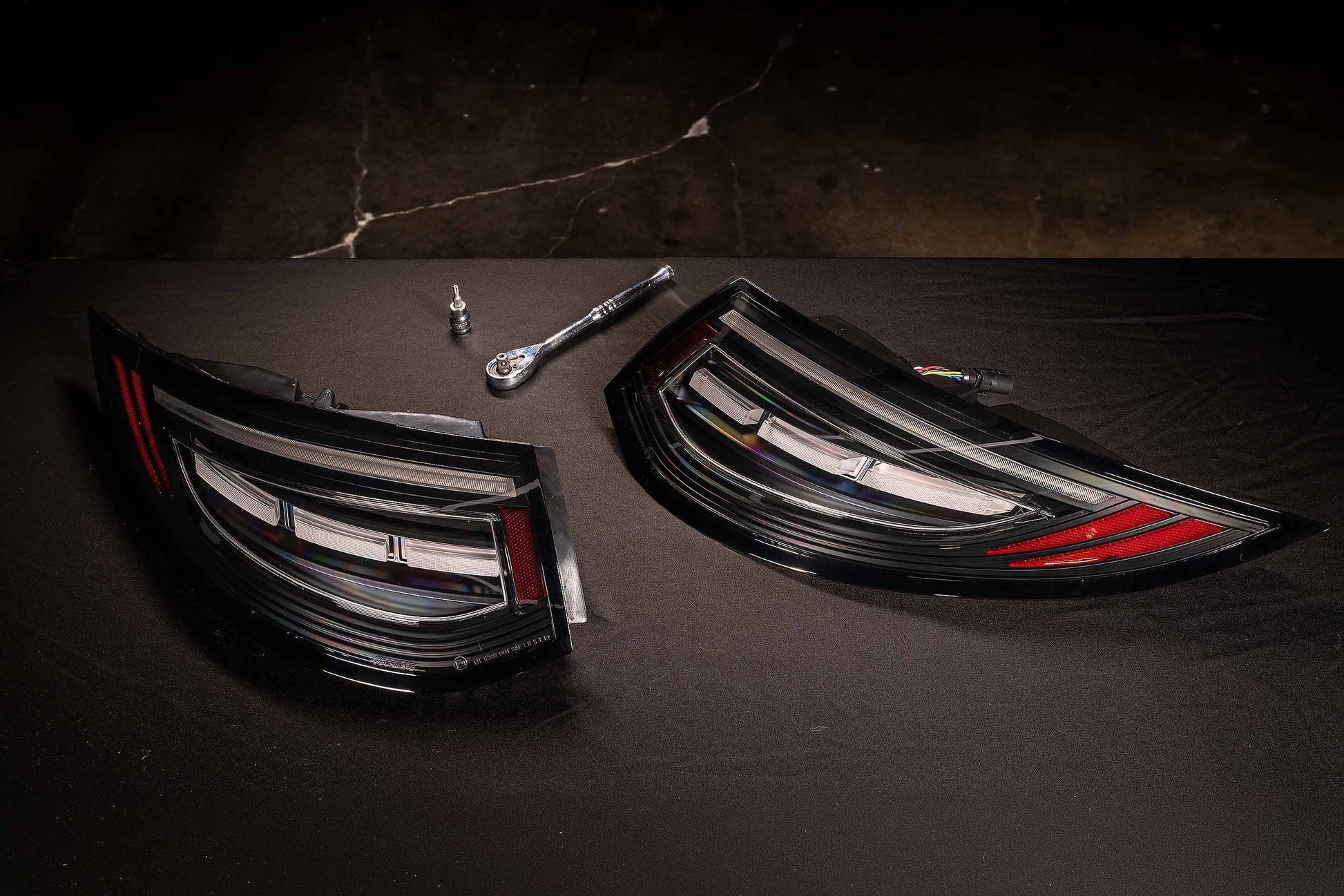 Porsche 997.2 LED tail light with full-width light pipe