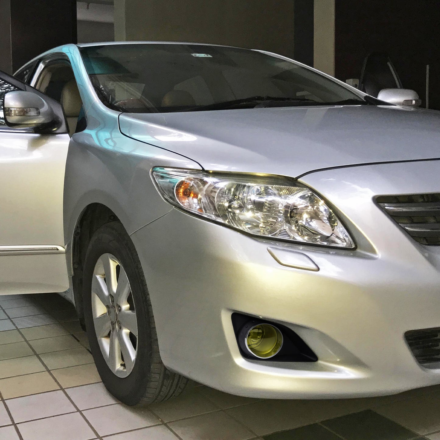 2009-2010 Toyota Corolla H11 Fog Lights Kit (Chrome Housing/Yellow Lens)