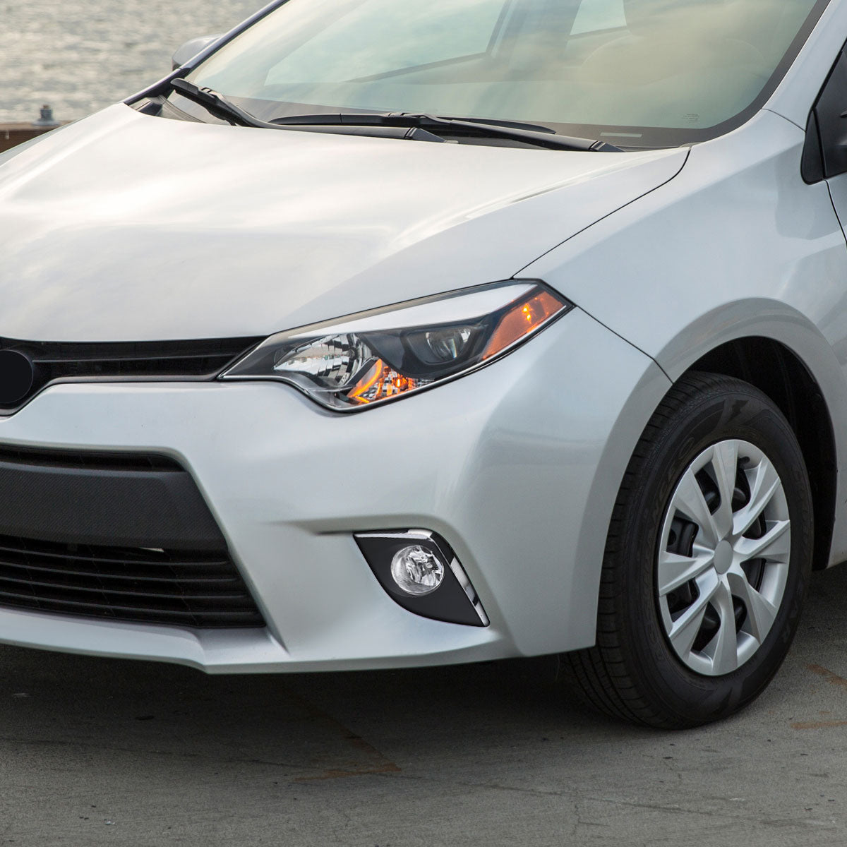 2014-2016 Toyota Corolla H16 Silver Bezel Fog Lights Kit (Chrome Housing/Clear Lens)