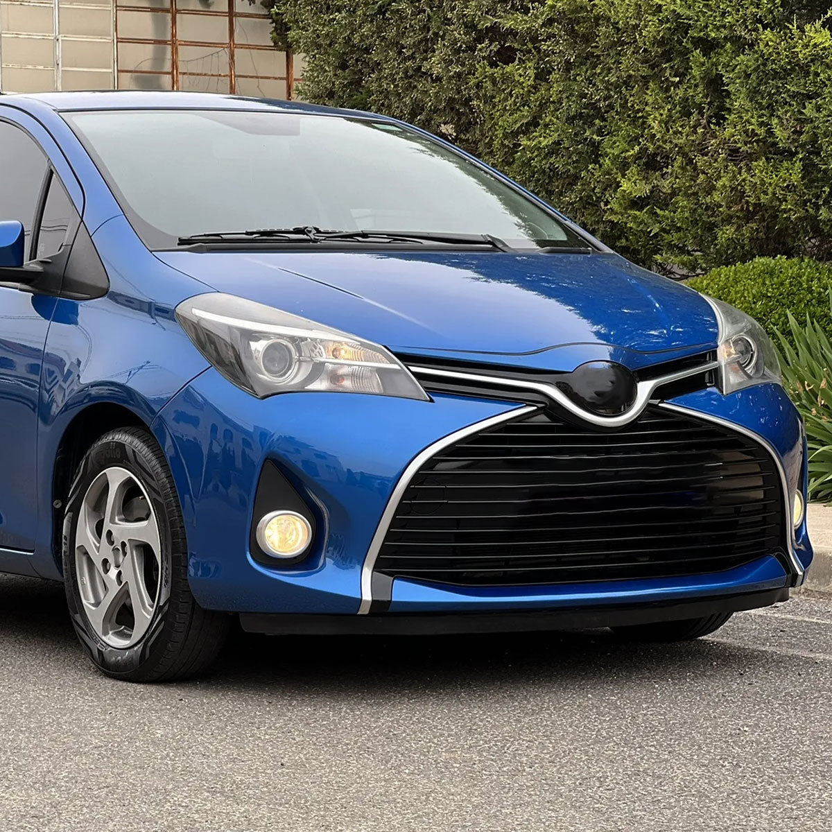 2015-2017 Toyota Yaris 2/4DR H11 Fog Lights Kit w/ Switch & Wiring Harness (Chrome Housing/Clear Lens)