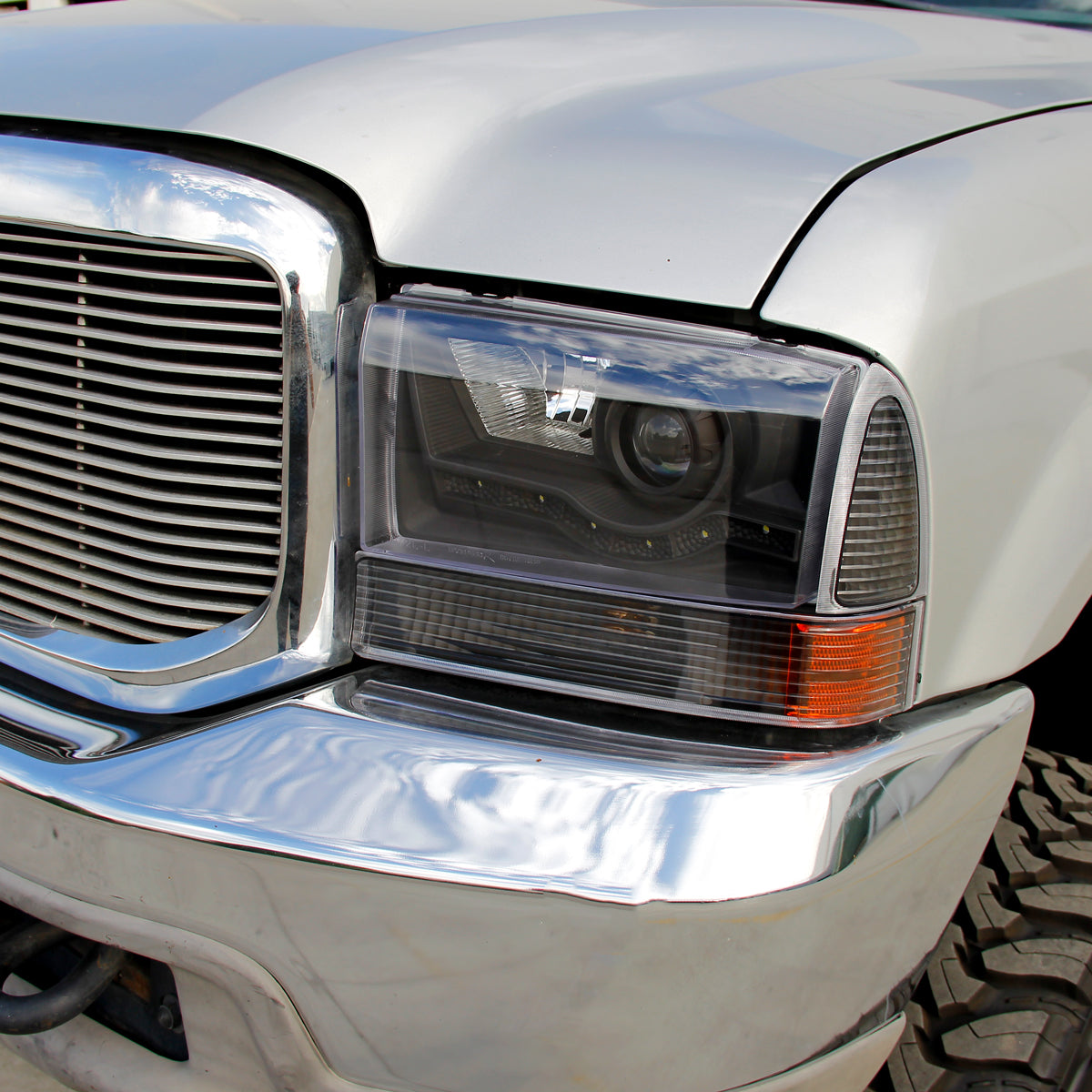 1999-2004 Ford F-250/F-350/F-450/F-550/Excursion Projector Headlights w/ SMD LED Light Strip (Matte Black Housing/Clear Lens)