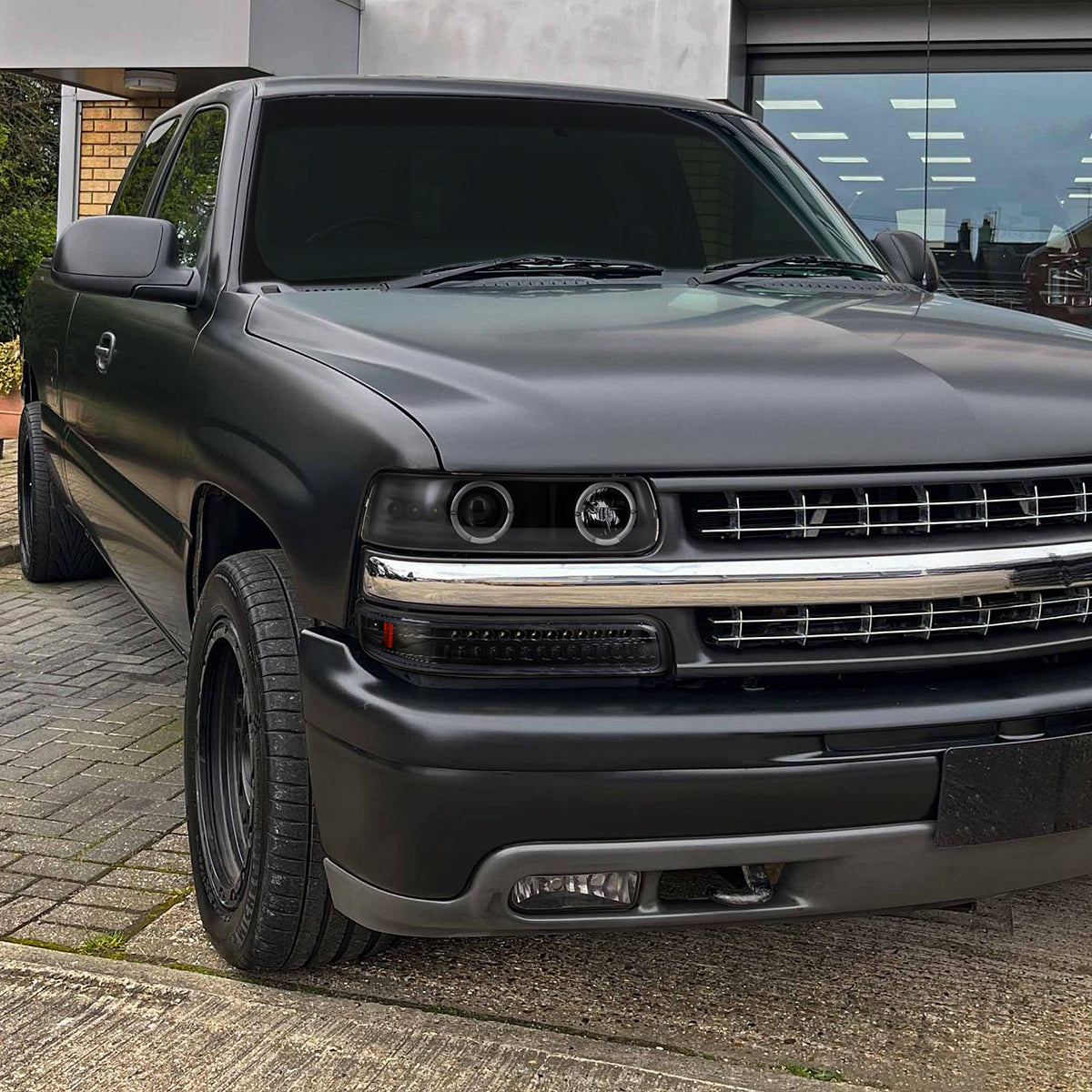 1999-2002 Chevrolet Silverado/ 2000-2006 Tahoe Suburban Dual Halo Projector Headlights (Matte Black Housing/Clear Lens)