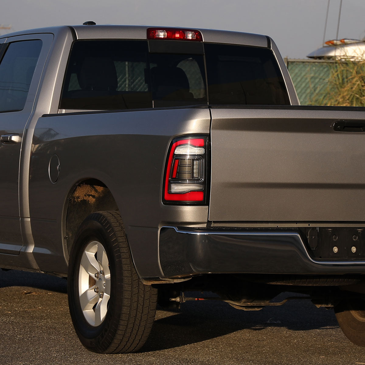 2009-2018 Dodge RAM 1500/2019-2022 RAM 1500 Classic/2010-2018 RAM 2500 3500 Red LED Bar Tail Lights (Matte Black Housing/Clear Lens)