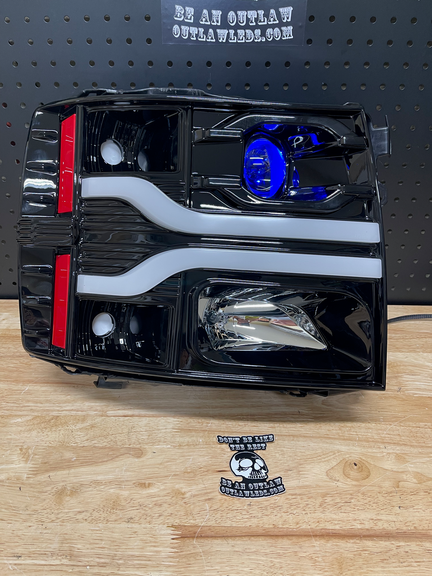 2007-2013 Chevy Silverado 1500 Center Bar Projector Headlights Details