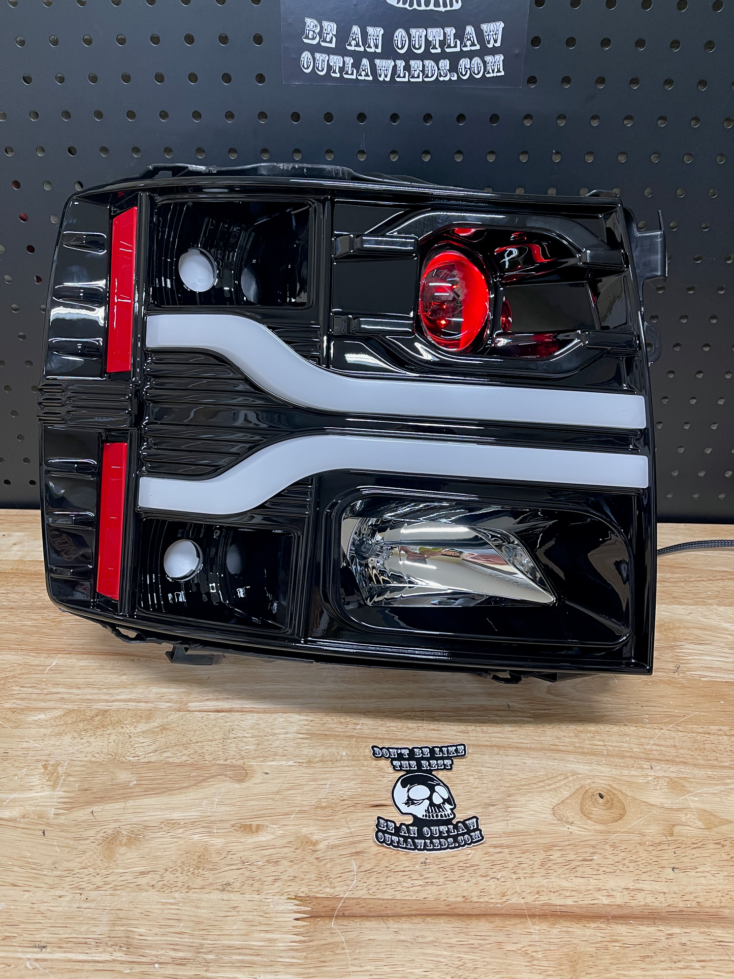 2007-2013 Chevy Silverado 1500 Center Bar Projector Headlights Details