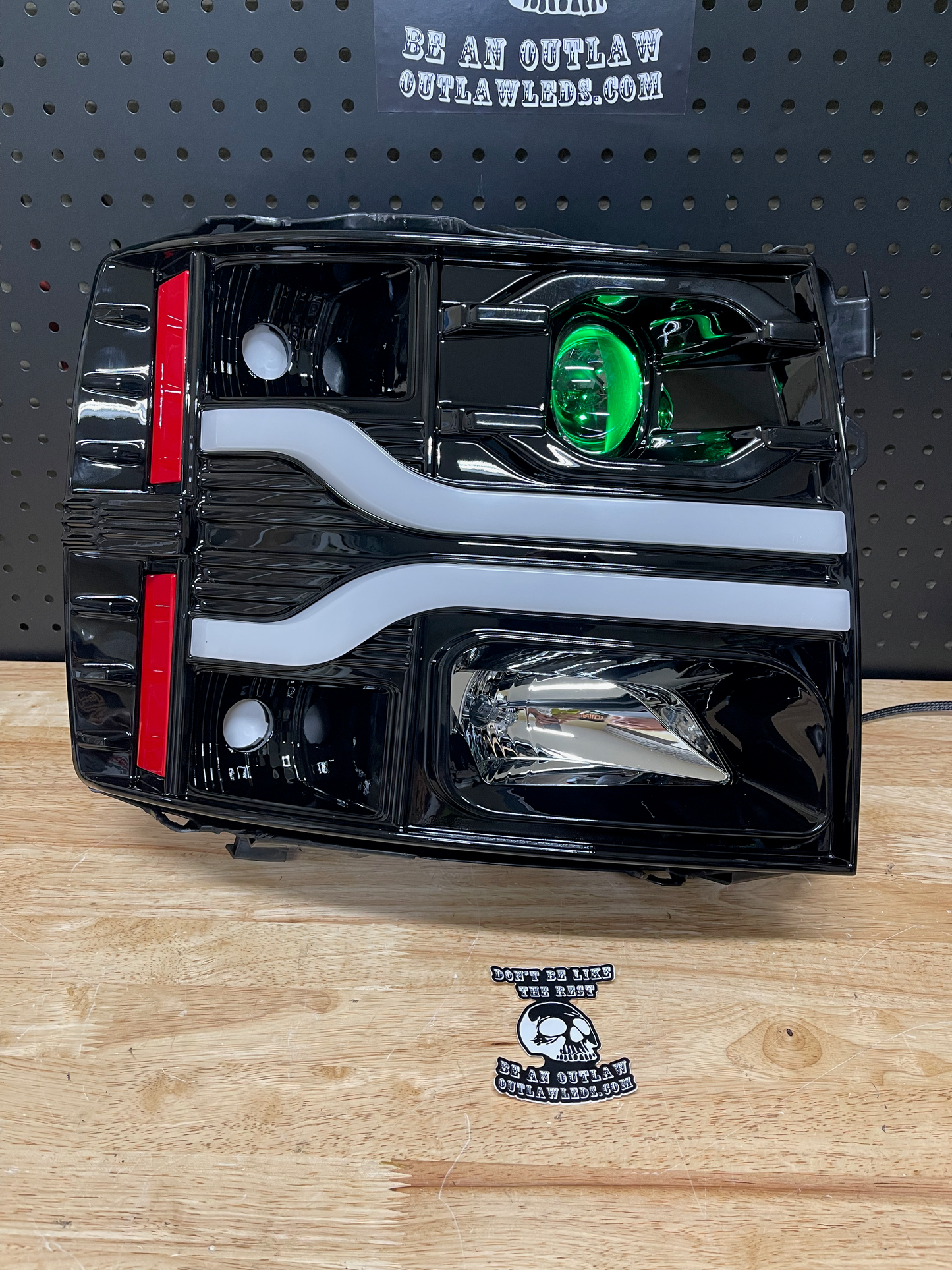 2007-2013 Chevy Silverado 1500 Center Bar Projector Headlights Details