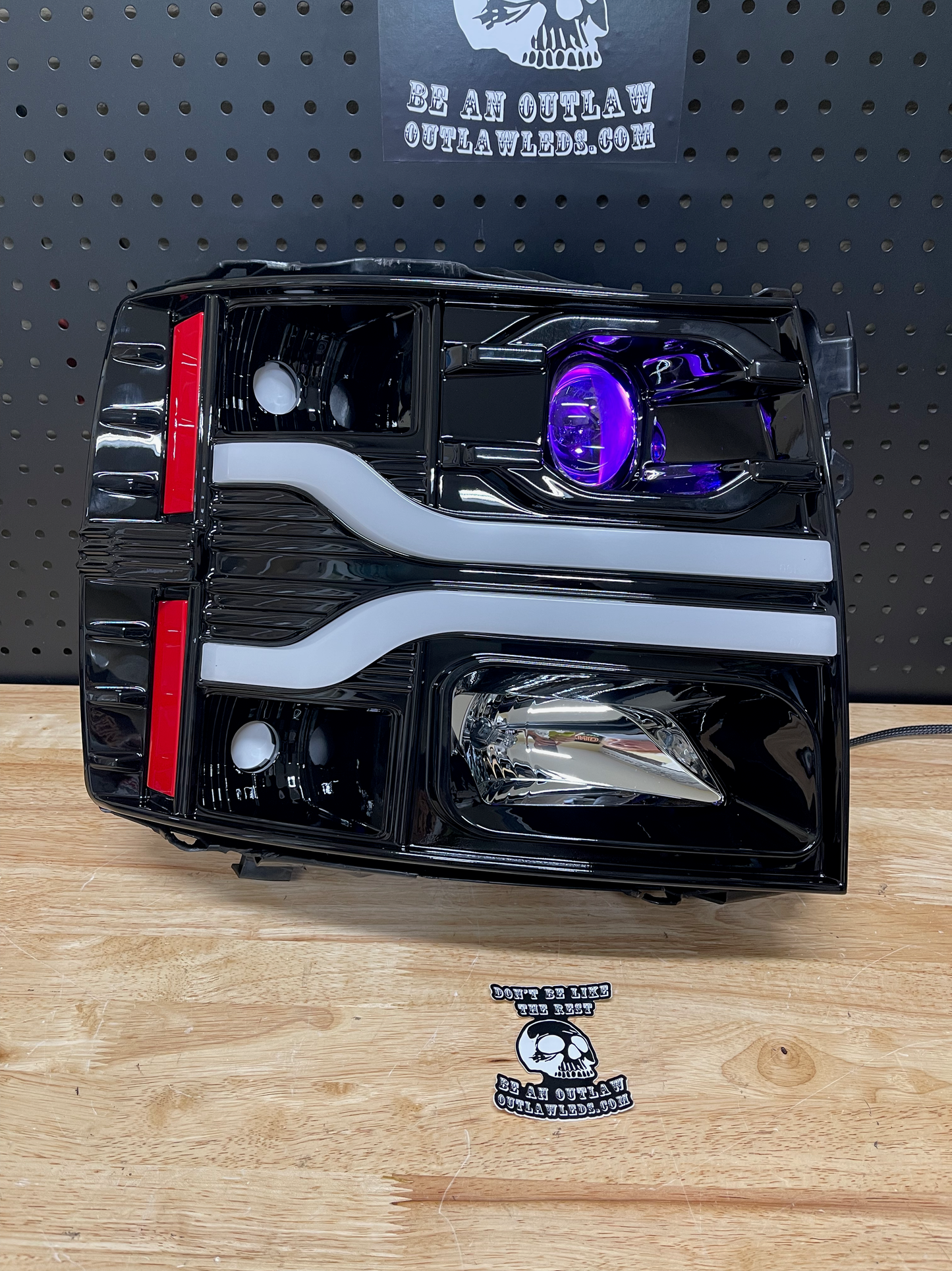 2007-2013 Chevy Silverado 1500 Center Bar Projector Headlights Details