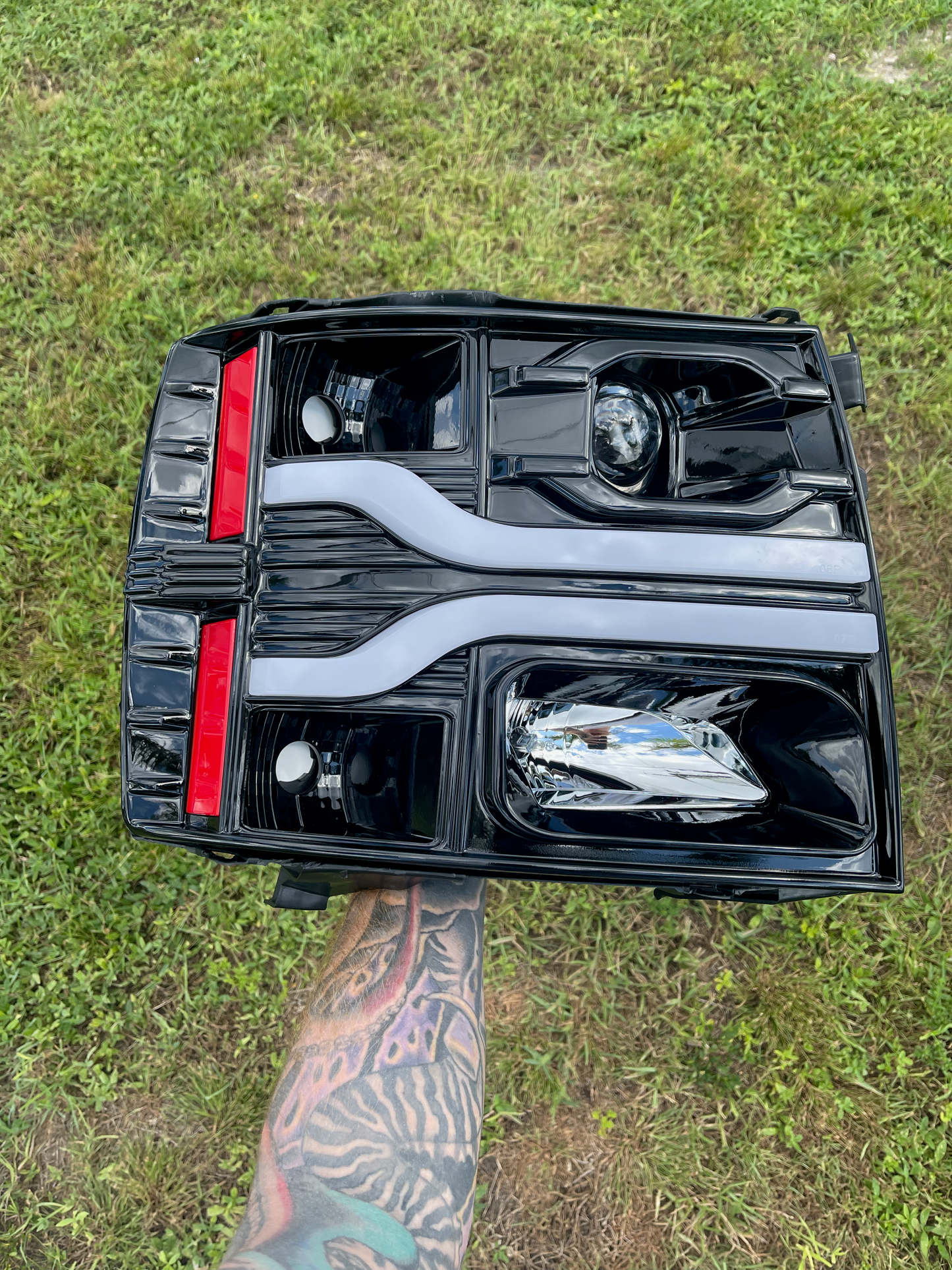 2007-2013 Chevy Silverado 1500 Center Bar Projector Headlights Details